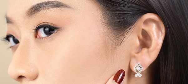 Ingin Membersihkan Anting Emas Berhiaskan Berlian, Perhatikan Ini!