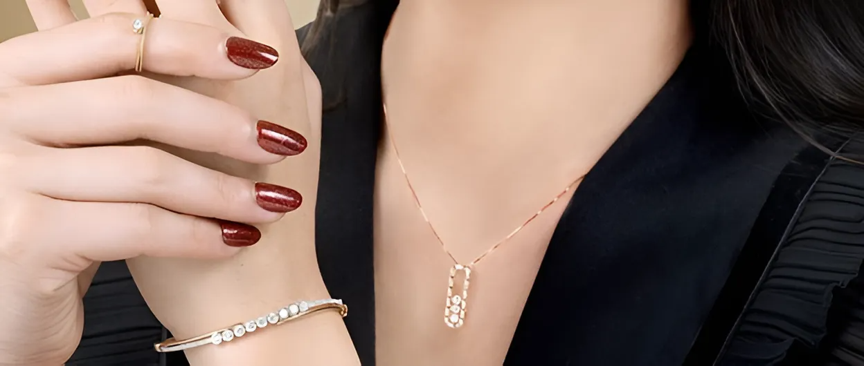 Tips Padu Padan Kalung Emas Berhias Berlian dengan Warna Baju