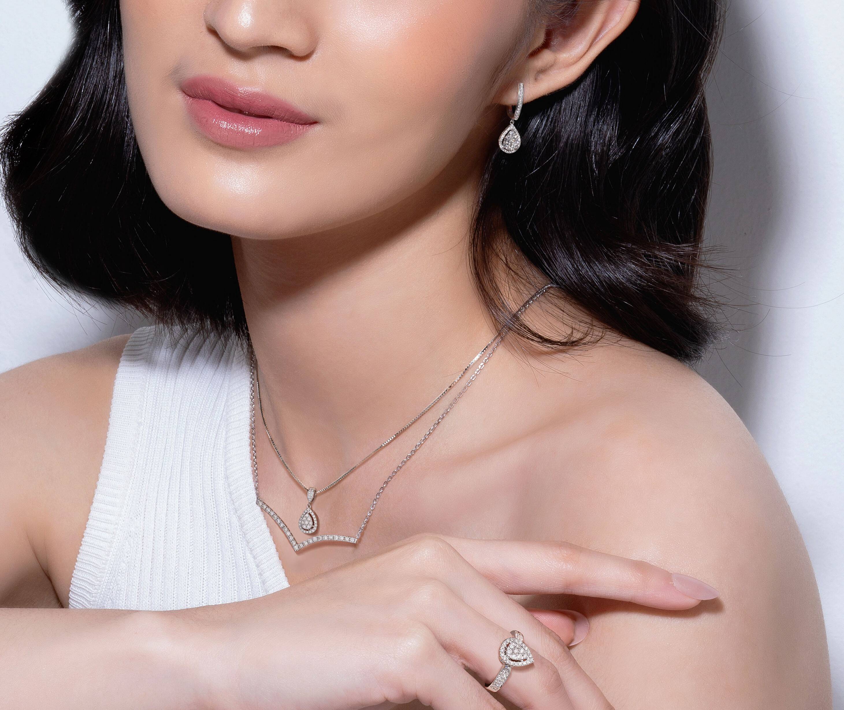 Tips Styling Kalung Emas Putih Elegan dengan Berlian Saat Memakai Off-Shoulder Outfit