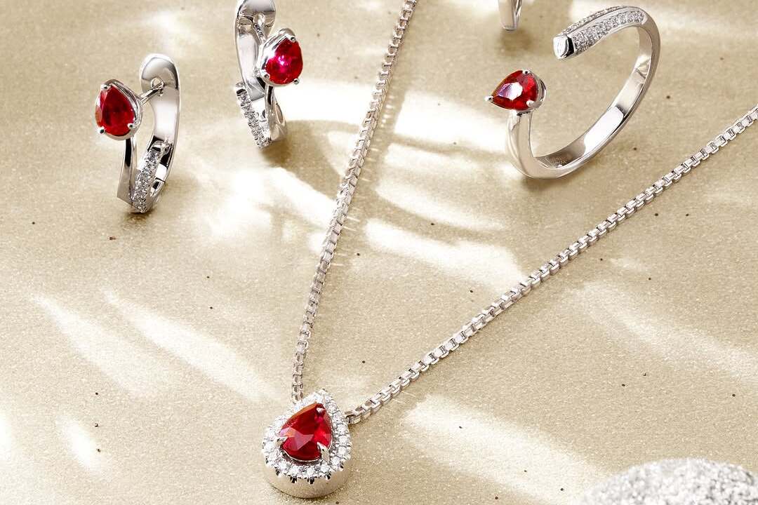Rayakan Chinese New Year dengan Kemilau Liontin Emas Berhias Ruby
